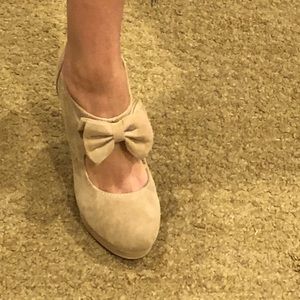Beige nude bow heels with zipper in back